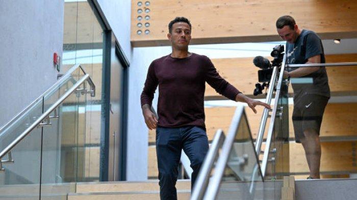 Thiago Alcantara saat berada di pusat pelatihan Liverpool (twitter/@LFC)