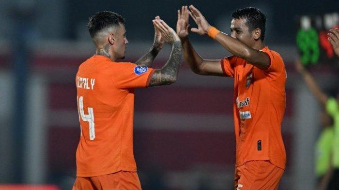 Tiga gol Borneo FC diborong Stefano Lilipaly, kala Borneo FC mengalahkan Dewa United dengan skor 3-1, pada Sabtu (28/10/2023) malam WIB, di Stadion Segiri Samarinda.