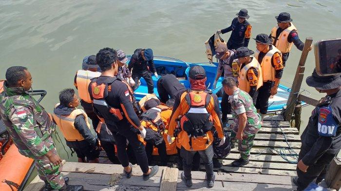 KECELAKAAN SPEEDBOAT NUNUKAN- Tim gabungan melakukan evakuasi korban kecelakaan Speedboat Cinta Putri melalui Dermaga Yamaker Nunukan, Kalimantan Utara (Kaltara), pada Rabu (29/01/2025), sore.