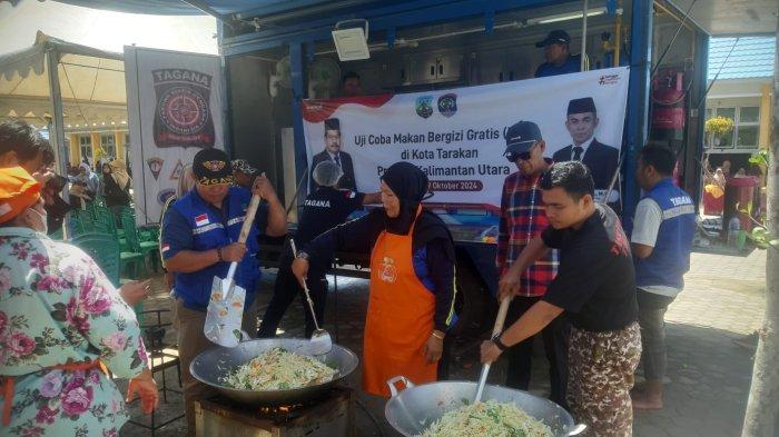 Tim Tagana dan PKK Tarakan ikut membantu memasak menu makanan di uji coba Program Makan Bergizi Gratis (MBG) di SDN 045 Kelurahan Pantai Amal, Kecamatan Tarakan Timur, Tarakan Kalimantan Utara, Sabtu (19/10/2024).