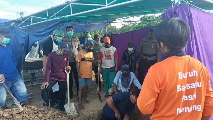 AUTOPSI - Tim dokter forensik bersiap melakukan autopsi terhadap korban kebakaran di Sabanar Baru, Tanjung Selor, Bulungan Kalimantan Utara. (tribunmaltara.com)