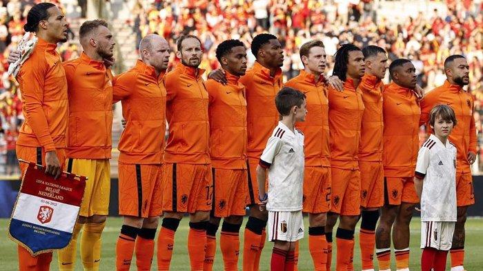 Davy Klaassen (tiga dari kiri) bersama Denzel Dumfries (tengah) ketika memperkuat Timnas Belanda di Piala Dunia 2022.