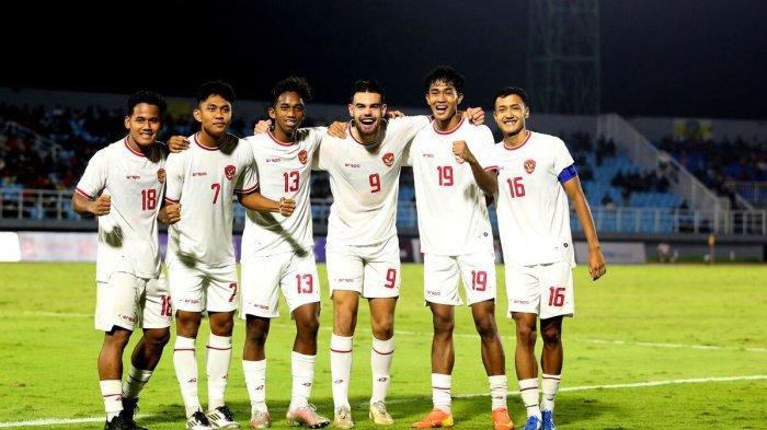 WAJAH BARU TIMNAS - Pemain Timnas U20 Indonesia selebrasi usai menjebol gawang India pada laga ketiga turnamen internasional U20 Challenge Series 2025 yang berakhir dengan skor 4-0 di Stadion Gelora Delta Sidoarjo, Kamis (30/1/2025) malam. Jelang Piala Asia 2025, ada tiga wajah baru masuk Skuad Garuda yakni Fava Shefa Rustanto dari PSPS Riau, Evandra Florasta dari Bhayangkara FC, dan Aulia Rahman dari PSIS Semarang. (KOMPAS.COM/SUCI RAHAYU)