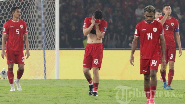 Ekspresi kekecewaan pesepak bola Timnas Indonesia usai pesepak bola Timnas Jepang mencetak gol dalam laga Grup C Babak Ketiga Kualifikasi Piala Dunia 2026 di Stadion Utama Gelora Bung Karno, Senayan, Jakarta, Jumat (15/11/2024). Pada pertandingan tersebut Timnas Indonesia dikalahkan oleh Timnas Jepang dengan skor 0-4. TRIBUNNEWS/IRWAN RISMAWAN
