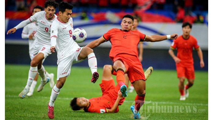 Pemain Tiongkok Jiang Guangtai (2 kanan) berebut bola dengan pemain Indonesia Witan Sulaeman (2 kiri) selama pertandingan kualifikasi Piala Dunia FIFA 2026 zona Asia antara Tiongkok dan Indonesia di Qingdao, provinsi Shandong, Tiongkok timur pada 15 Oktober 2024. (Photo by AFP) / China OUT / CHINA OUT
