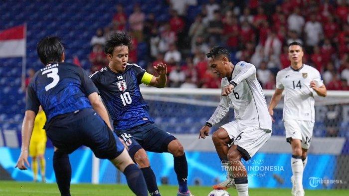 TIMNAS KALAH TELAK - Pesepak bola Timnas Indonesia, Beckham Putra (dua kanan) berusaha melewati pesepak bola Jepang pada pertandingan terakhir Grup C Ronde 3 Kualifikasi Piala Dunia 2026 di Suita City Football Stadium, Suita, Selasa (10/6/2025). Meski kalah telak 6-0 dari Jepang, Timnas Indonesia masih berpeluang rebut tiket Piala Dunia 2026 di ronde keempat.