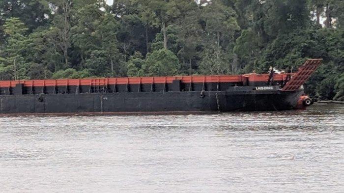 SAKSI INSIDEN - Tongkang yang diduga menabrak jembatan penghubung Tanjung Selor - Tanjung Palas, Bulungan. Kini sedang sandar di tepian Tanjung Palas. (Istimewa)