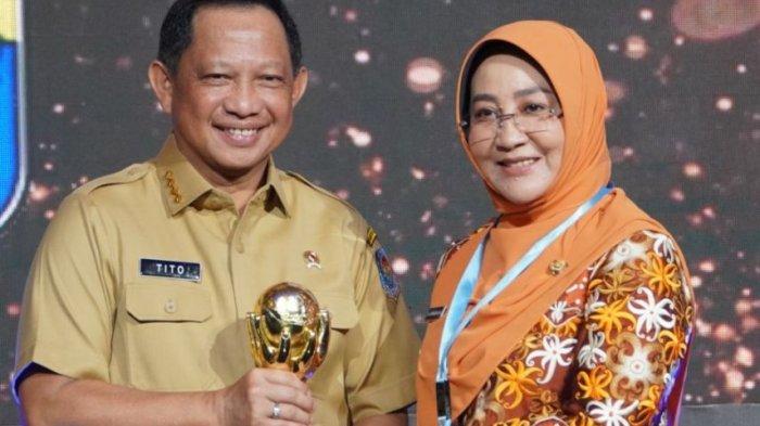Bupati Berau Sri Juniarsih menerima penghargaan UHC Award 2023 atas pelayanan kesehatan kepada masyarakat terbaik dari Menteri Dalam Negeri Tito Karnavian di Jakarta.