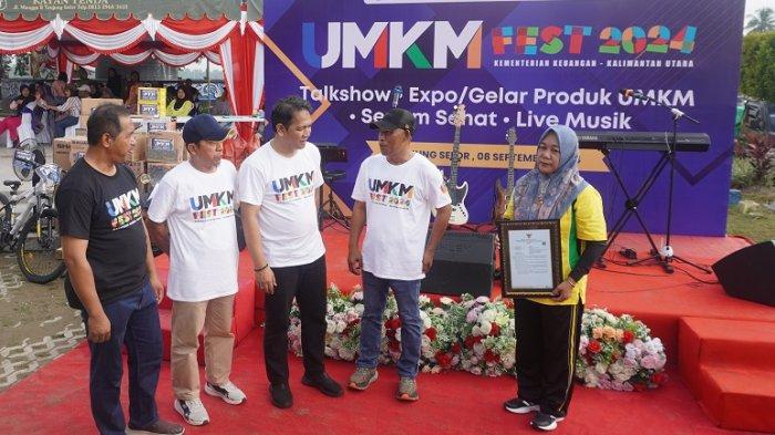 UMKM Fest 2024 gelaran Kementerian Keuangan WIlayah Kalimantan Utara dibuka Bupati Bulungan, Syarwani dan dilanjutkan dengan penyerahan sertifikat halal dari Pemkab Bulungan kepada perwakilan pelaku UMKM.