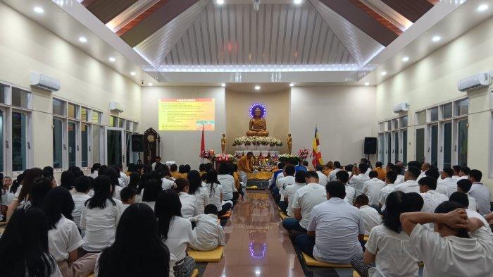 Kegiatan Pradaksina atau bentuk penghormatan kepada Buddha dengan mengelilingi candi dan patung Buddha sebanyak tiga kali searah jarum jam saat pelaksanaan Tri Suci Waisak 2568 di Vihara Cakra Dharma Tanjung Selor, Kamis malam (23/5/2024).