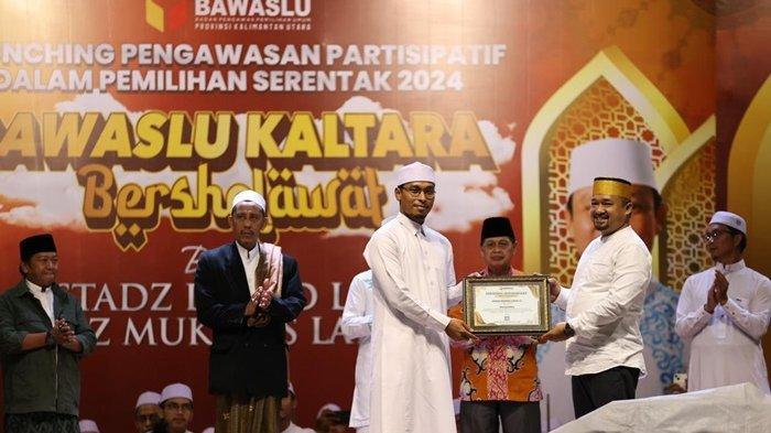 Dalam launching pengawasan partisipatif Bawaslu Kaltara yang dikemas dalam Bawaslu Kaltara Bersholawat itu, juga turut hadirkan Ustaz Mukhlis Latasi.
