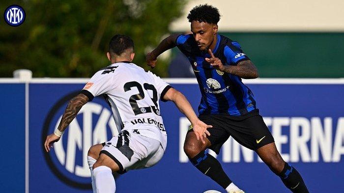 Valentino Lazaro ketika memperkuat Inter Milan pada pramusim 2023/2024, Rabu (19/7/2023).