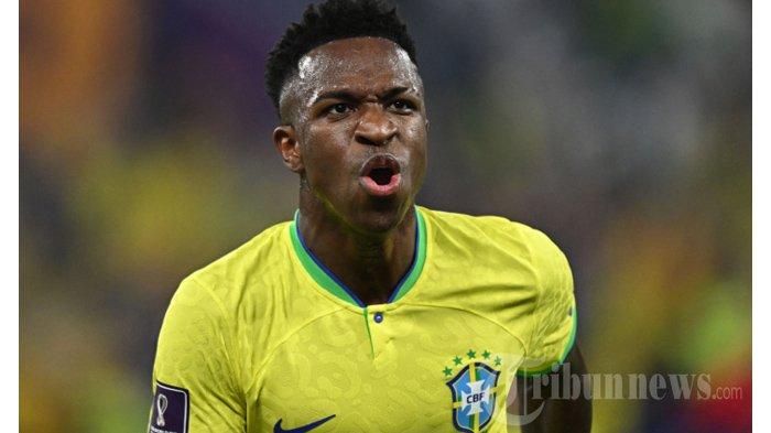 Penyerang Timnas Brasil, #20 Vinicius Junior melakukan selebrasi usai mencetak gol pertama timnya dalam laga sepak bola babak 16 besar Piala Dunia 2022 Qatar antara Brasil melawan Korea Selatan di Stadion 974, di Doha, Qatar, Senin (5/12/2022) waktu setempat. AFP/MANAN VATSYAYANA