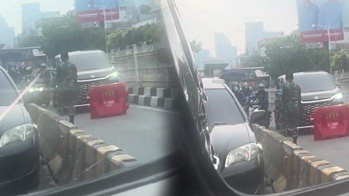 Viral aksi tegas personel TNI larang mobil mewah milik pribadi masuk jalur busway