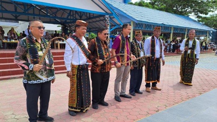 Wabup Bulungan Ingkong Ala ikut memainkan kesenian Manggarai, Caci pada pengukuhan pengurus PKM Bulungan di Lapangan Agatish, Tanjung Selor, Sabtu (25/05/2024).