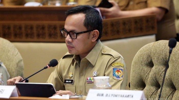 Wakil Menteri Dalam Negeri Bima Arya Sugiarto saat mengikuti Rapat Dengar Pendapat (RDP) dengan Komisi II DPR di Kompleks Parlemen, Senayan, Jakarta, Senin (11/11/2024). Rapat tersebut beragendakan pembahasan persiapan dan kesiapan Pilkada Serentak tahun 2024.