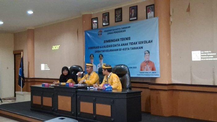 BERI ARAHAN - Wali Kota Tarakan Khairul saat membuka kegiatan bimtek verifikasi dan validasi data ditujukan kepada semua operator kelurahan se-Kota Tarakan di Disdik Tarakan, Kalimantan Utara, Kamis (5/6/2025)