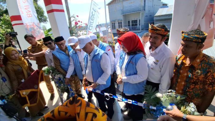 RESMIKAN - Wali Kota Tarakan, dr Khairul saat memotong pita simbolis peresmian Koperasi Merah Putih Kelurahan Selumit Kota Tarakan, Senin (21/7/2025). TRIBUNKALTARA.COM/ANDI PAUSIAH