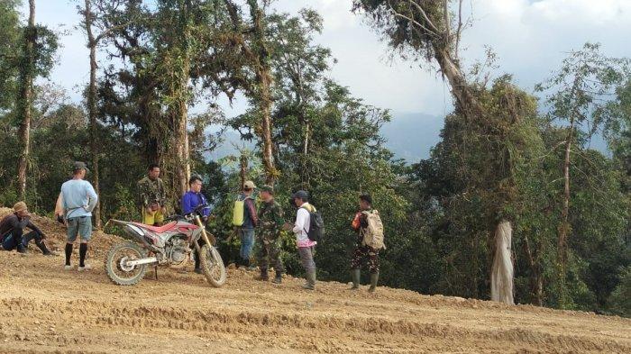 Warga Binuang melakukan pencarian pesawat yang hilang sejak Jumat (08/03/2024).