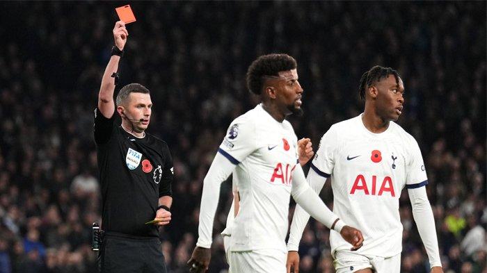 Wasit Michael Oliver memberikan kartu merah kepada Destiny Udogie di laga Liga Inggris Tottenham Hotspur vs Chelsea
