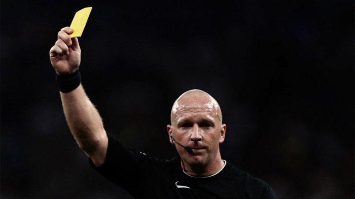Wasit Simon Hooper saat memimpin pertandingan Tottenham Hotspur vs Liverpool. Simon Hooper memberi dua kartu merah dan menganulir gol Liverpool di laga itu.