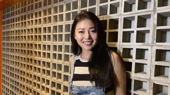 WENDY KECELAKAAN JETSKI- Wendy saat ditemui di kawasan Kebayoran Baru, Jakarta Selatan, Minggu (16/4/2023). Wendy Walters ceritakan kronologi kecelakaan jetski yang menimpanya hingga membuat leher dan kakinya cedera.