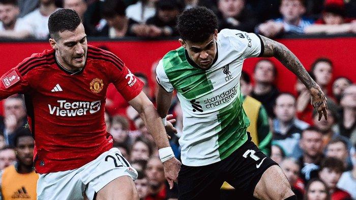 Winger Liverpool duel dengan pemain Manchester United di FA Cup, Minggu (17/3/2024). (Twitter/@LFC)