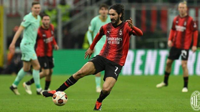 Pemain AC Milan, Yacine Adli dalam laga kontra Slavia Praha di leg pertama babak 16 besar Liga Europa di Stadion San Siro.