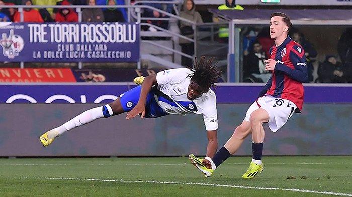 Sundulan bek Inter Milan, Yann Bisseck mampu menggetarkan gawang Bologna pada giornata 28 Liga Italia Serie A, di Stadion Renato dall'Ara, Minggu (10/3/2024).