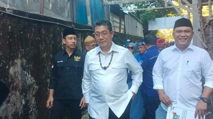 Yansen TP, Ketua DPW Demokrat Provinsi Kaltara saat menyambangi Sekretariat DPC PKB untuk mengembalikan formulir penjaringan Pilkada 2024.