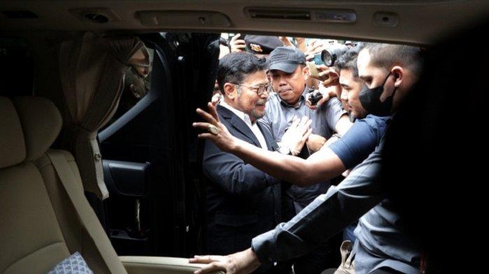 Menteri Pertanian Syahrul Yasin Limpo berjalan usai menjalani pemeriksaan di Gedung ACLC KPK, Jakarta, Senin (19/6/2023). Syahrul Yasin Limpo diperiksa KPK terkait kasus dugaan korupsi di Kementerian Pertanian.