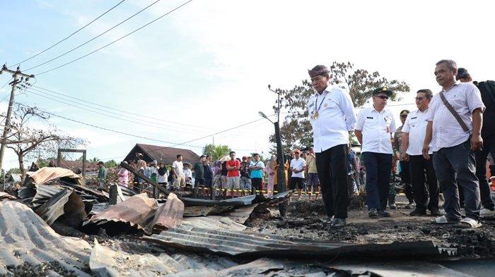 Gubernur Kaltara, DR (HC) H. Zainal A Paliwang, M.Hum meninjau lokasi kebakaran Desa Long Beluah, Kecamatan Tanjung Palas Barat.