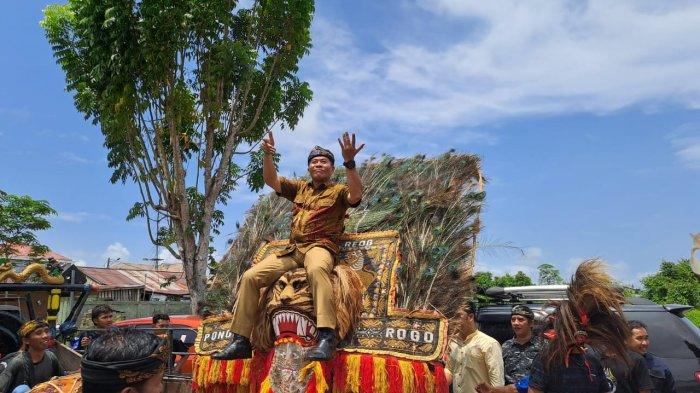 Zainal A Paliwang naik reog saat melakukan pengembalian formulir penjaringan bakal calon gubernur Kaltara di Sekretariat DPD Partai Demokrat Kaltara, Selasa (23/04/2024).