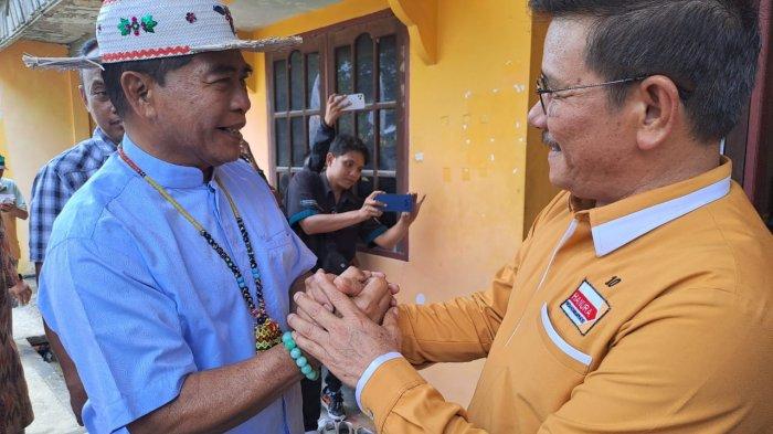 Zainal A Paliwang kompak bersama Ingkong Ala, pada saat penyerahan formulir penjaringan calon kepala daerah di DPD Partai Hanura Kaltara.