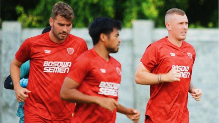 Eks Bek PSM Makassar, Adam Mitter (kanan). Jika sukses memikat pelatih PSIS Semarang, bukan hal mustahil eks PSM Makassar dan Persita Tangerang, Adam Mitter diplot jadi pengganti Lucas Gama atau Lucao.