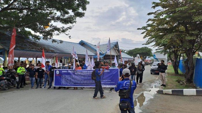 Aksi damai yang digelar para buruh yang tergabung dalam KSBSI di depan Kantor Gubernur Kaltara, Senin (14/08/2023).