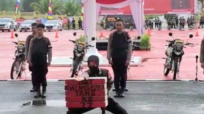 Aksi Polwan pecahkan balok pakai tangan di HUT Bhayangkara ke-77 Mapolda Kaltara, Sabtu (1//7/2023).