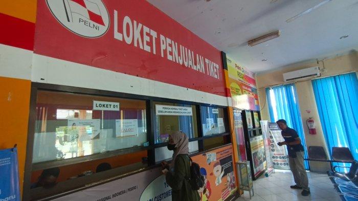 Aktivitas di Kantor Pelni Cabang Tarakan di loket pembelian tiket.