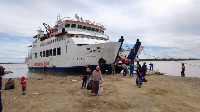 Keberangakatan Kapal Ferry KMP Manta dari Tana Tidung ke Tarakan Kalimantan Utara.