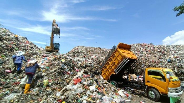 Ilustrasi Pembuangan sampah di TPS