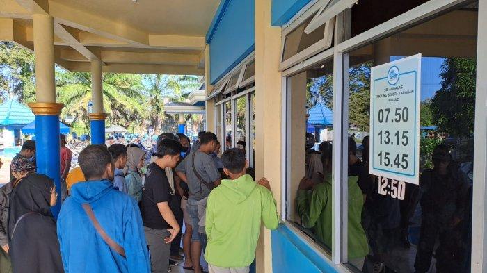 Antrian calon penumpang di loket penjualan tiket speedboat di Pelabuhan Kayan II Tanjung Selor, Rabu (28/06/2023).