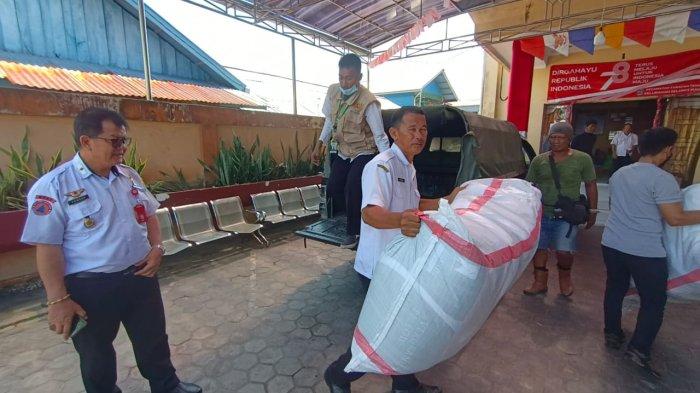 Bantuan kebutuhan bagi korban kebakaran di lokasi pengungsian mulai mengalir seperti hari kedua di lokasi posko, Rabu (23/8/2023), dari Baznas menyalurkan sejumlah bantuan sarung, pakaian layak, pakaian bayi, peralatan mandi dan lainnya diterima langsung petugas posko.