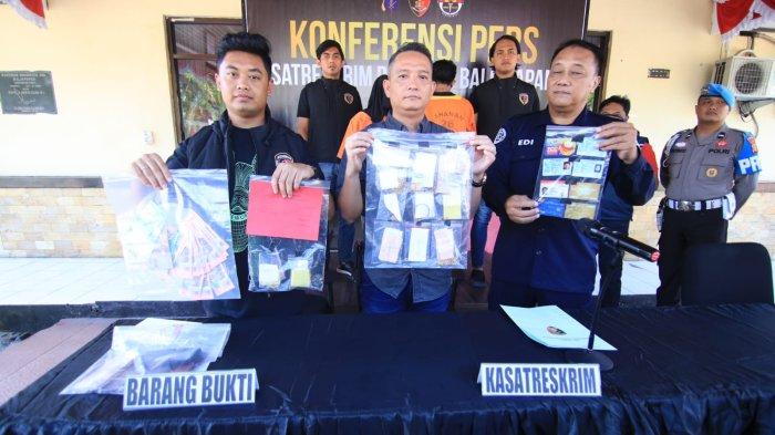 Satreskrim Polresta Balikpapan mengungkap kasus penipuan emas yang dilakukan pasangan suami istri di Balikpapan, Sabtu (29/7/2023). Sejumlah barang bukti terkait kasus tersebut ditunjukkan kepada media.