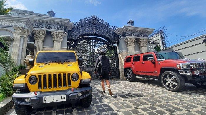 Mobil mewah jenis Rubicon warna kuning, dan Hummer warna merah titipan KPK ke Rupbasan Samarinda, di Jalan KS Tubun Samarinda, Samarinda. (TribunKaltim.co/Muhammad Riduan)