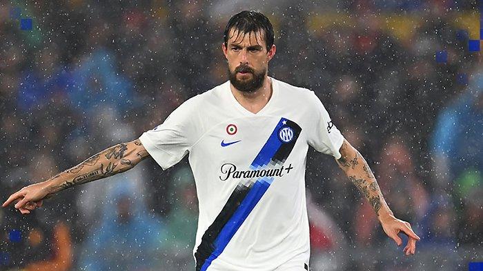 Aksi bek Inter Milan, Francesco Acerbi saat laga melawan AS Roma pada pertandingan pekan ke-24 Liga Italia Serie A, di Stadion Olimpico, Minggu (11/2/2024).