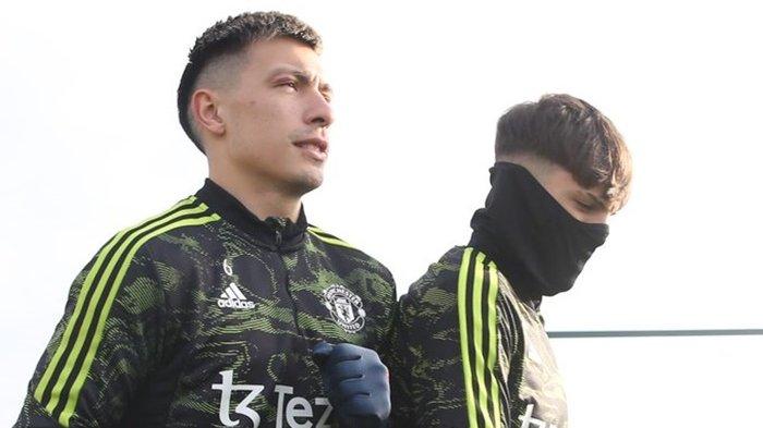 Bek tengah Manchester United Lisandro Martinez yang dipastikan absen saat The Red Devils melawan Barcelona. Pasalnya, pemain asal Argentina ini mendapat kartu kuning saat menghadapi Real Sociedad di laga terakhir penyisihan grup pada awal November 2022.