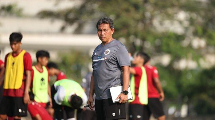 Bima Sakti di sela latihan Timnas Indonesia U17