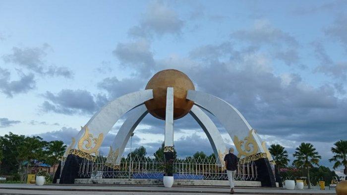 Bundaran HU berdiri tegak di Desa Tideng Pale, Kecamatan Sesayap, Kabupaten Tana Tidung. Bundaran HU dibangun di era kepemimpinan Undunsyah jadi Bupati Tana Tidung.