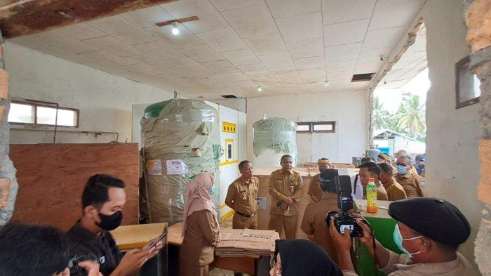Bupati Bulungan Syarwani saat meninjau lokasi sentral oksigen di RSD Tanjung Selor.