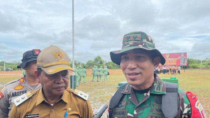 Dandim 0911/Nunukan Lekol Inf Albert Frantesca Hutagalung mendampingi Wakil Bupati Nunukan, Hanafiah saat ditemui awak media, di Desa Harapan, Kecamatan Sebuku, Kamis (13/07/2023).